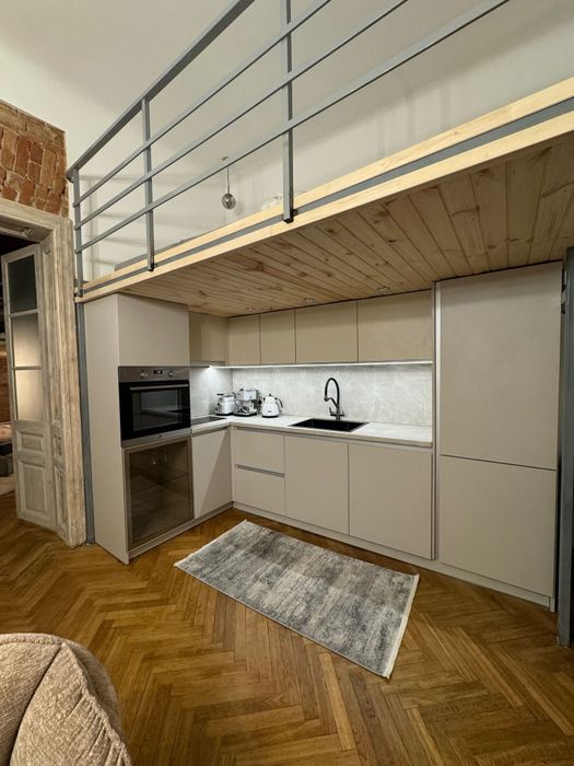 Продається 2-х к. квартира з авторським ремонтом в самому центрі міста