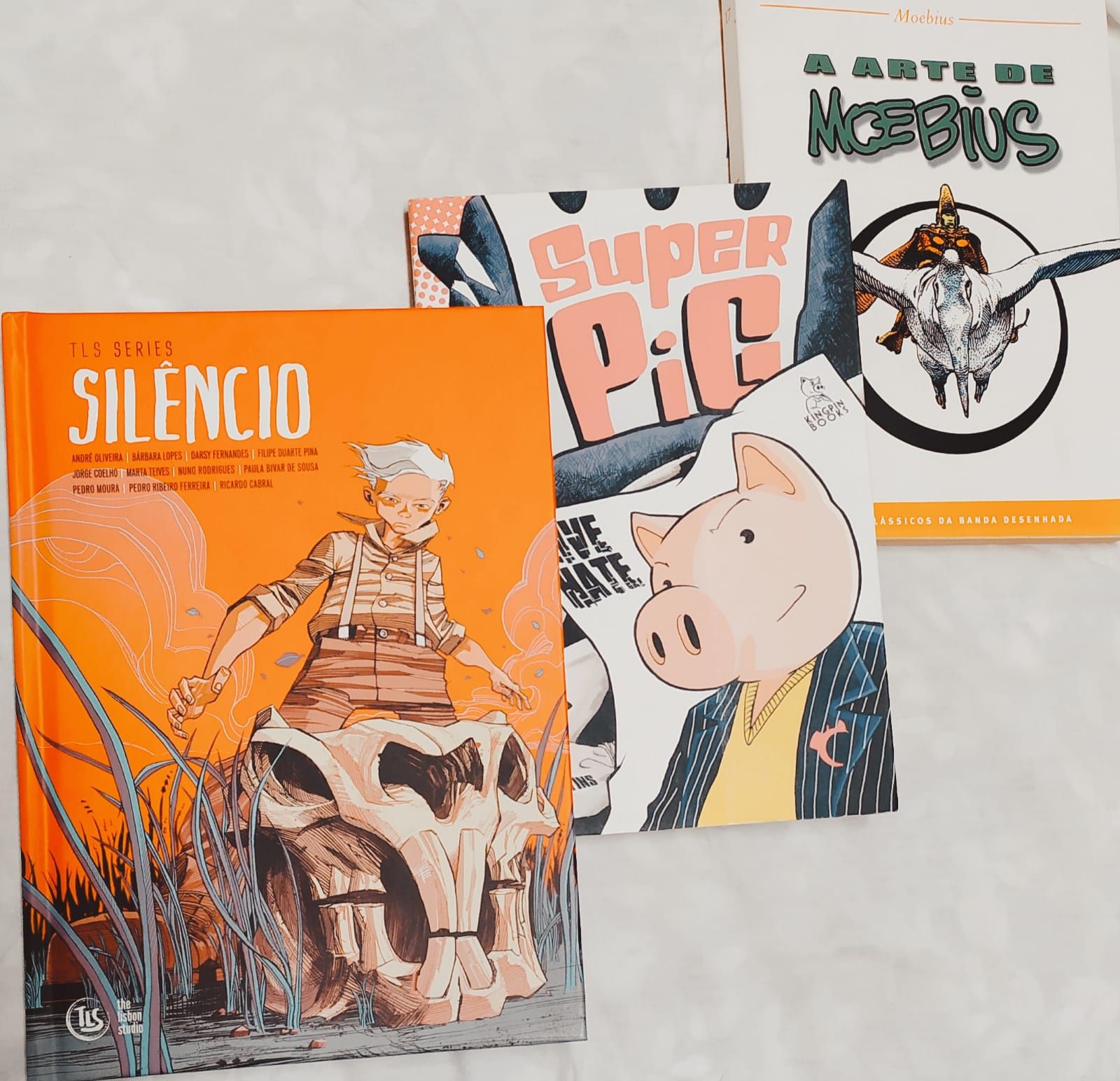 Livros de banda desenhada e infantis