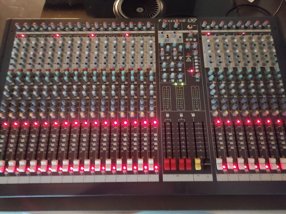 Soundcraft LX7 2