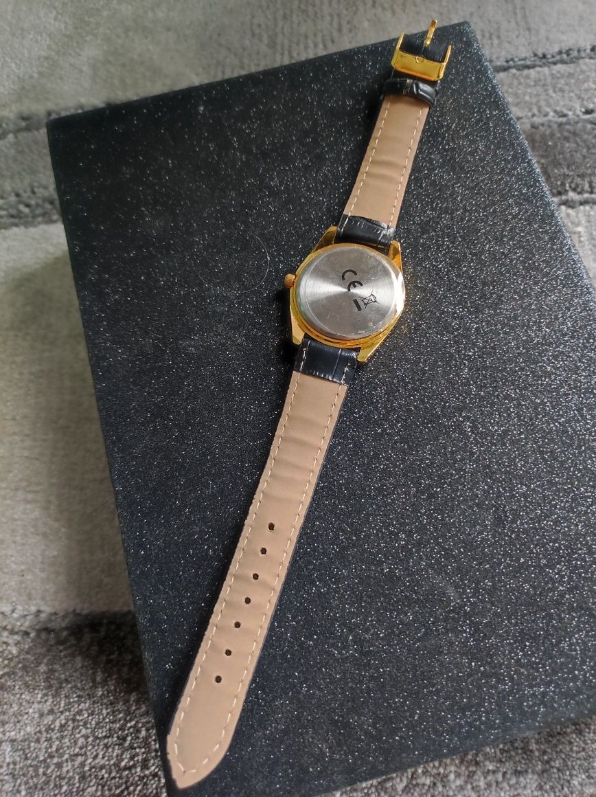 Zegarek z czarnym paskiem i cyrkoniami Quartz