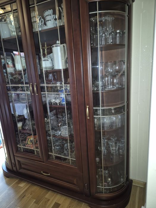 Witryna z narożnikami zaokragowanymi bardzo dobrej jakości.