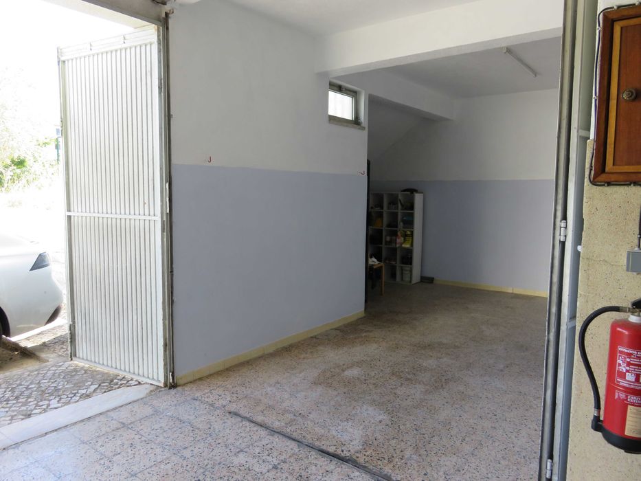 Garagem Box na Amora/Seixal junto à junta de freguesia de Amora