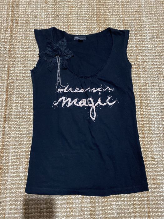 Blusa preta com pendente em flor