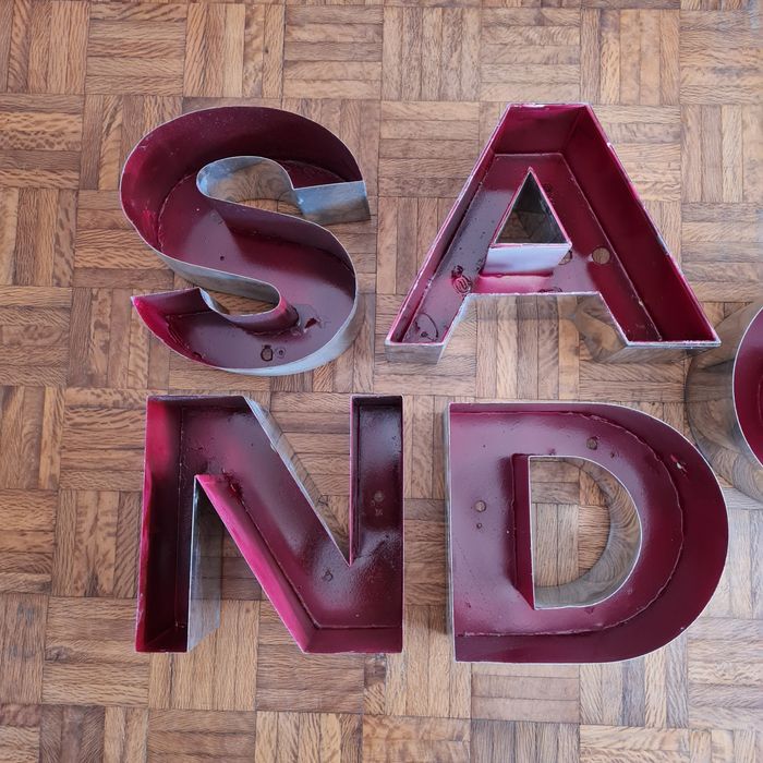 Letras metálicas vintage – S A N D G – decoração industrial / retro