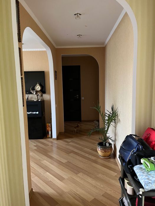 Продається 3-кімнатна квартира з індивідуальним опаленням біля АТБ