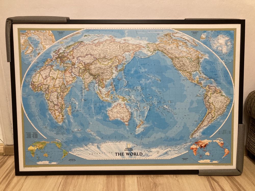 Mapa Pacific Centered w drewnianej ramie na podkładzie do wpinania