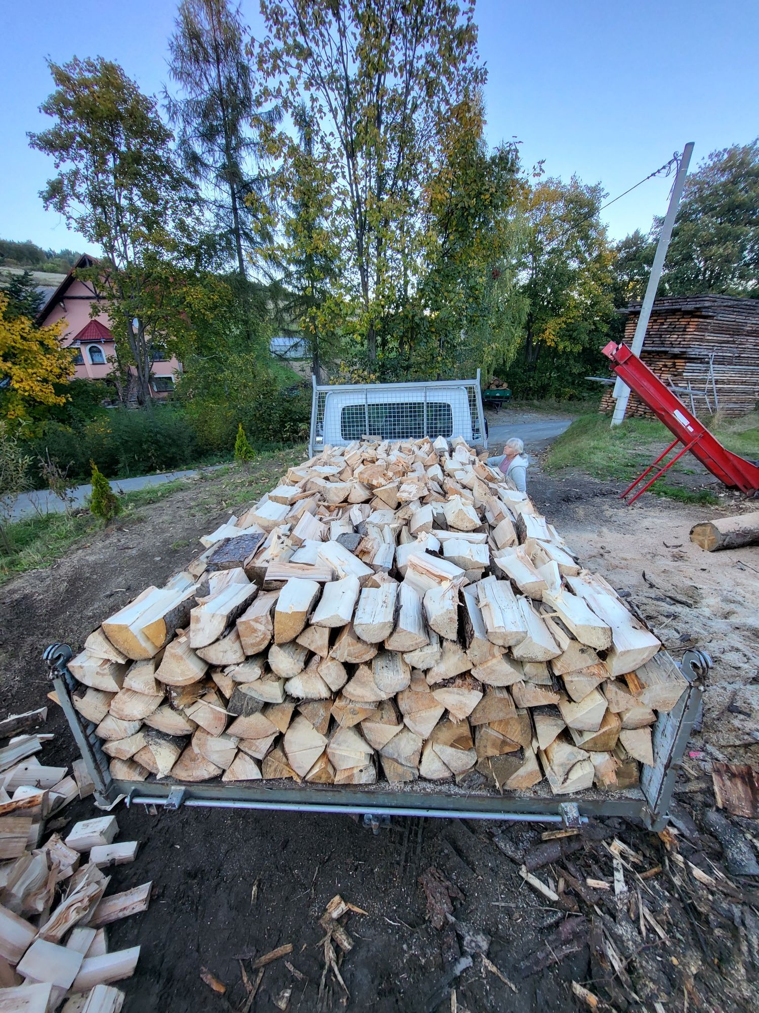 Opał świerkowy rąbany drewno kominkowe