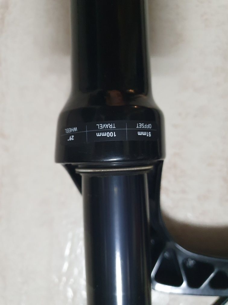 Suspensão rockshox 100mm cónica para roda 29