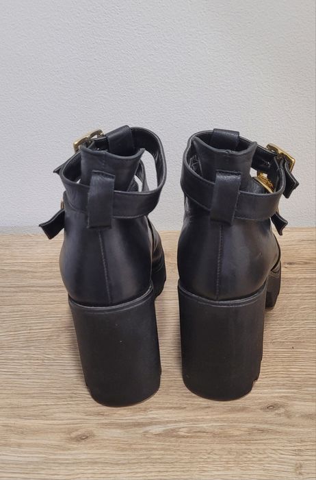 Botas de salto     .