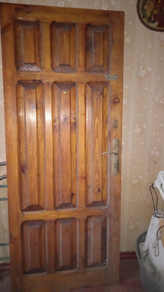 Двери  входные уличные  ,б/у