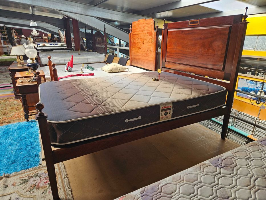 Excelente cama antiga estilo D. Maria com estrado e colchão - ó