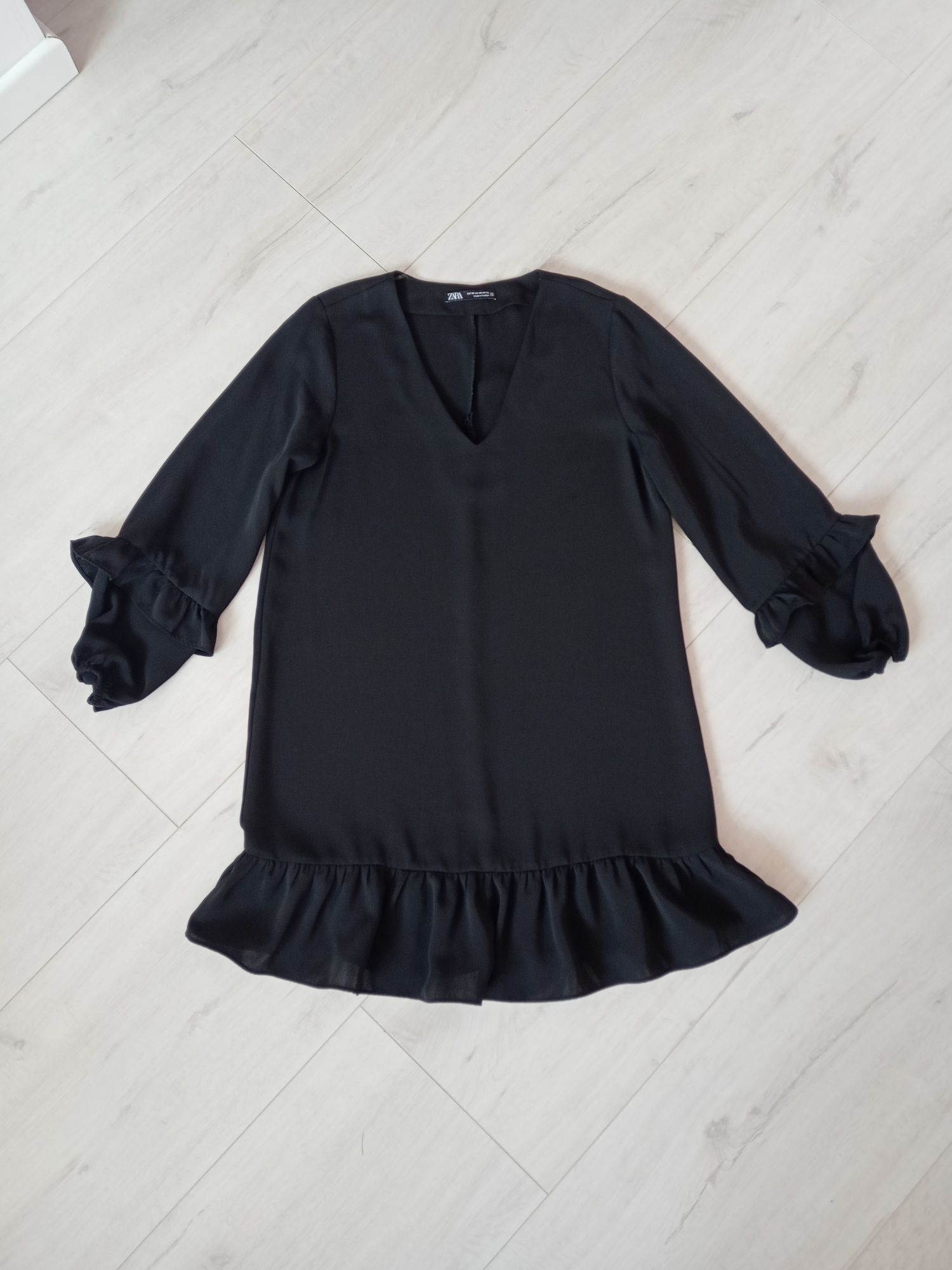 Sukienka S M Zara czarna z falbanką oversize szeroka bufiaste rękawy