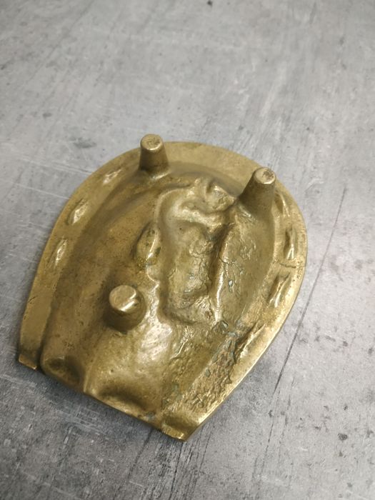 Sprzedam niesamowitą podkowę popielniczkę