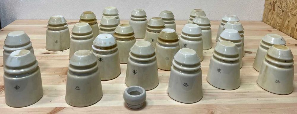 Isoladores em porcelana antigos da Vista Alegre