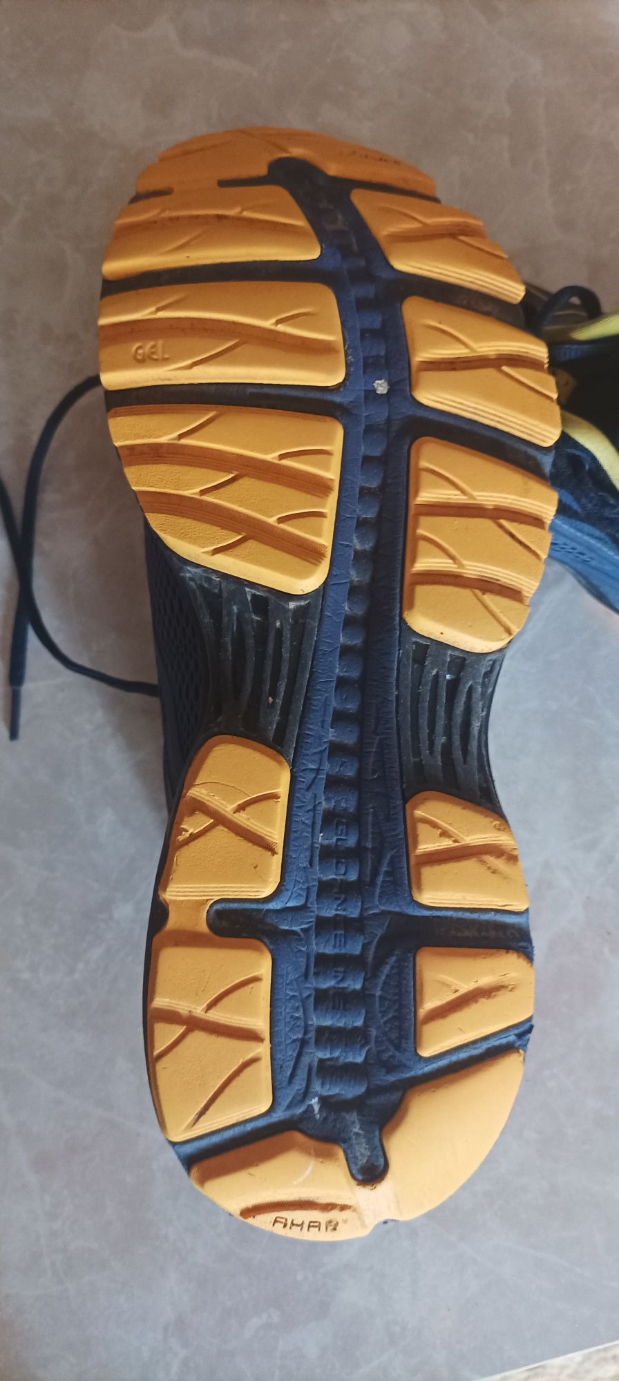 Продам кроссовки ASICS б/у в отличном состоянии.