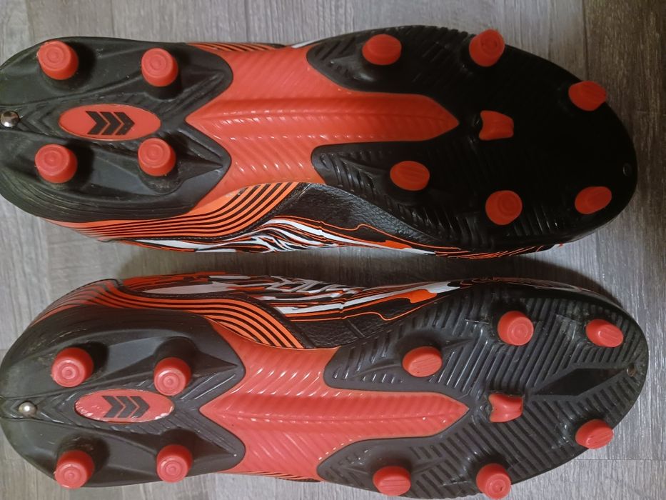 Продам кроссовки для футбола