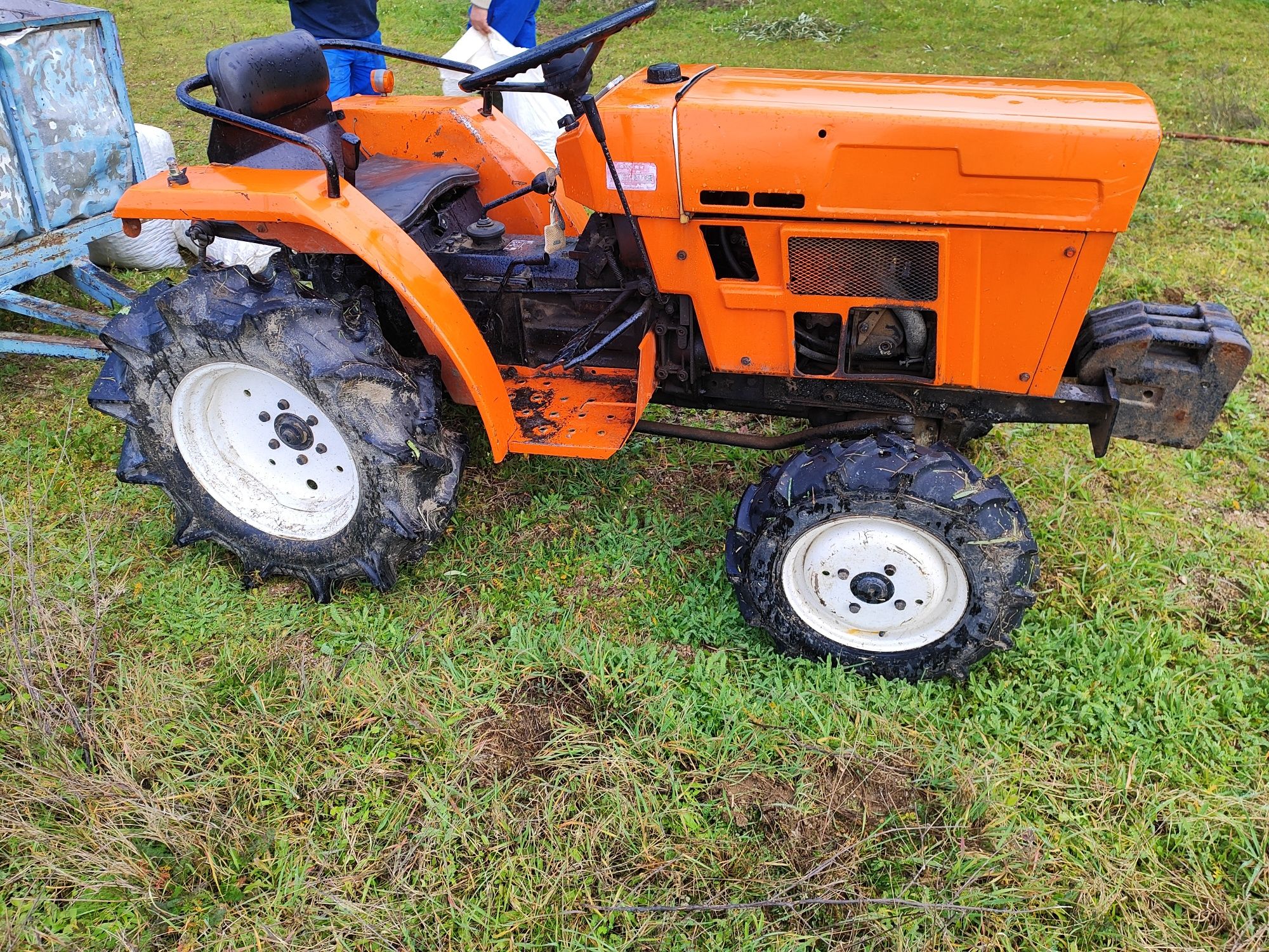 Trator hinomoto 4x4