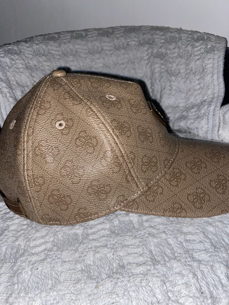 Chapeu Guess usado muito poucas vezes