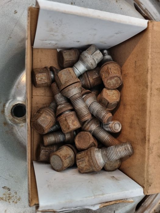 Sprzedam opony zimowe Laufenn 195 65 R15 Laufen na stalowych felgach