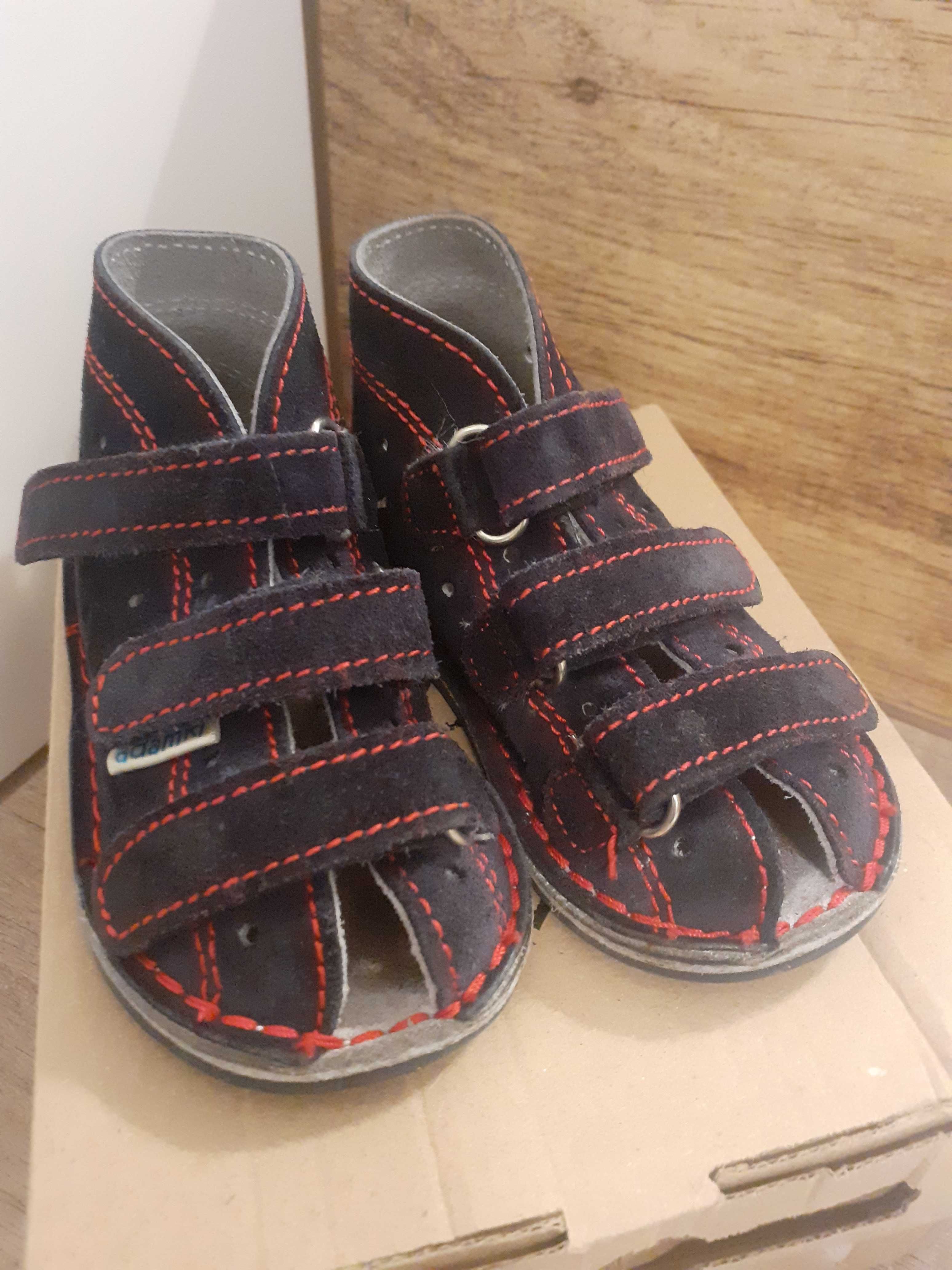 Buty Adamki kapcie, sandały rozmiar 21