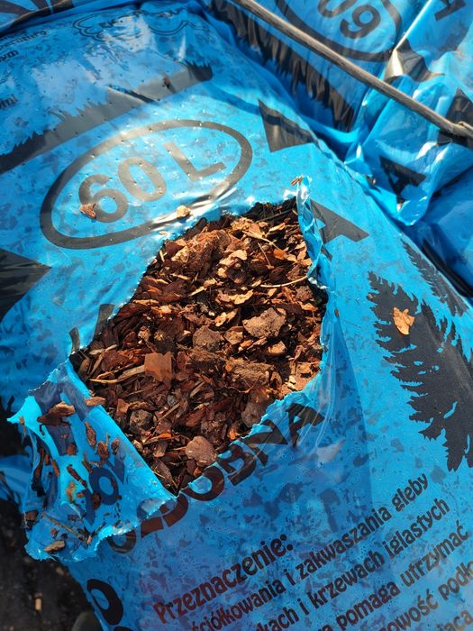 Zrębka ogrodowa zamiennik kora sosnowa ziemia ogrodowa torf odkwaszony