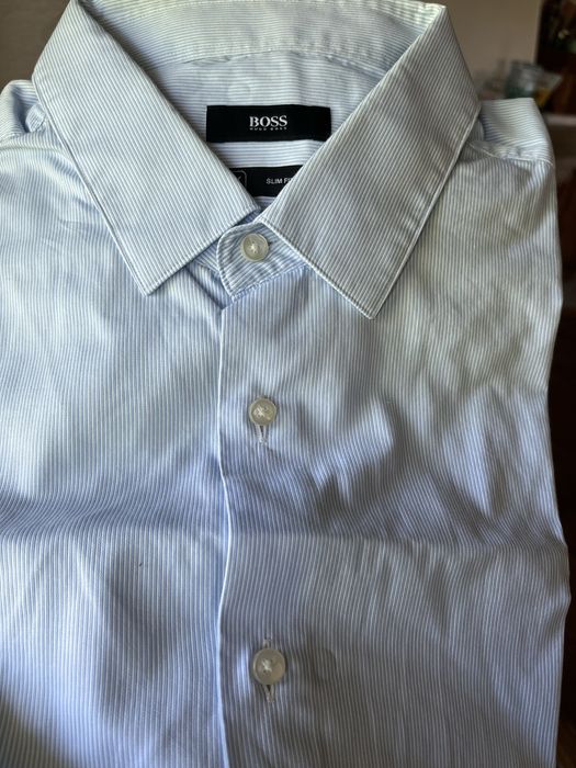 Camisa azul e branca (riscas) da Boss