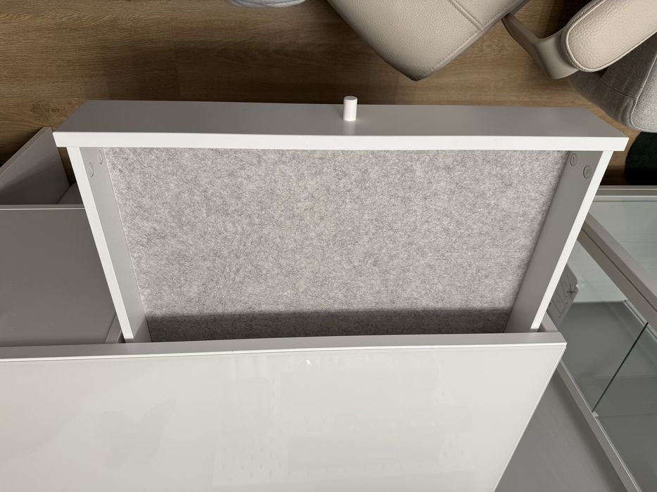 Biurko ikea wraz z szybą.