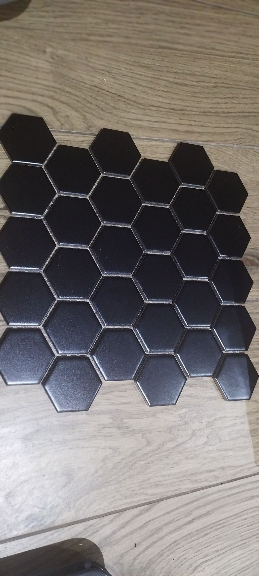 Czarne płytki ceramiczne w kształcie heksagonu