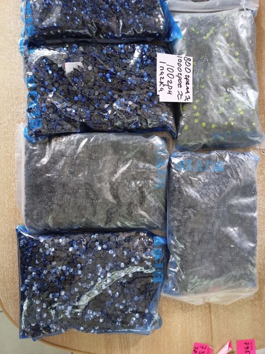 Клеевые камни 800 грамм в пачке 100 грос