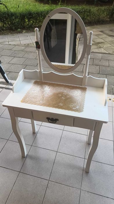 Toaletka z lustrem biała