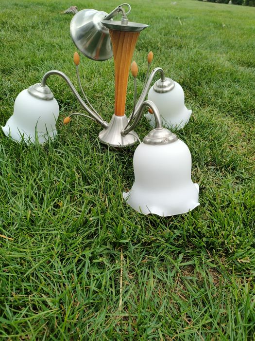 Dwa jednakowe żyrandole