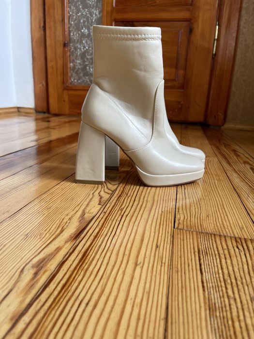 Осінні чоботи на каблуку