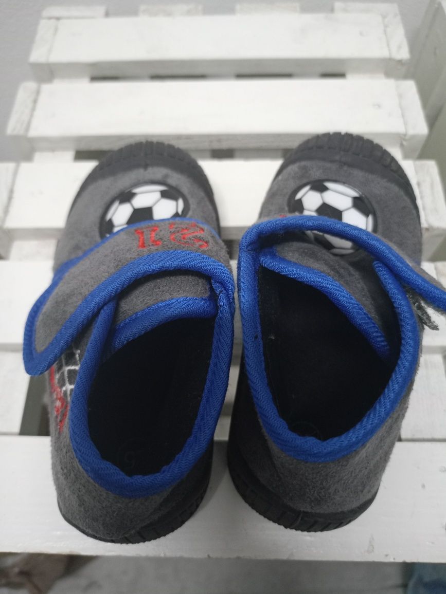Buty/ pantofle chłopięce rozmiar 25