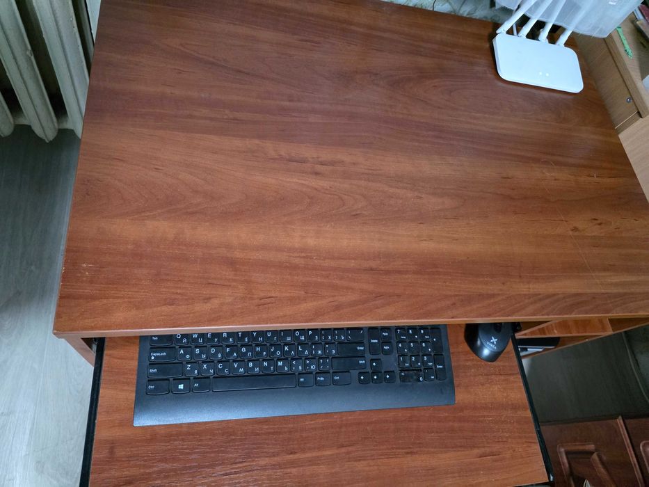 Стіл комп'ютерний