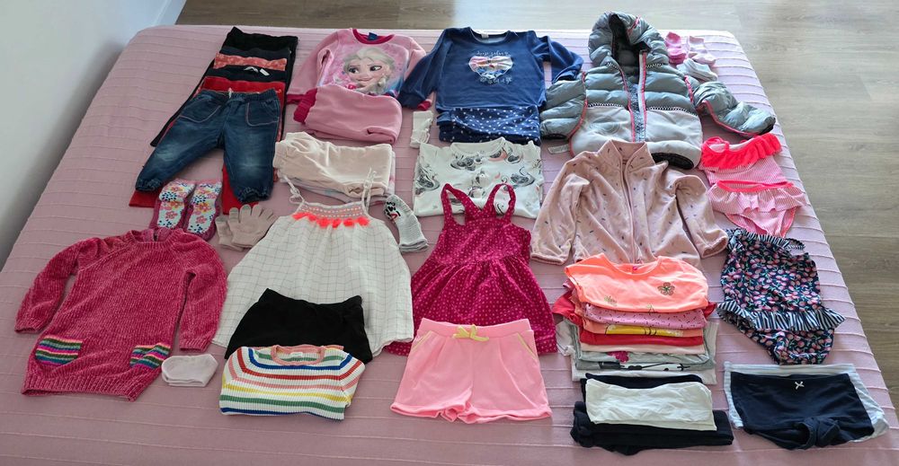 Vendemos várias peças de roupa de criança da nossa Netinha