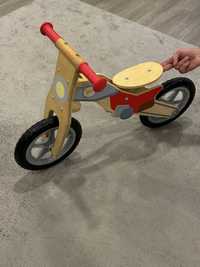 Bicicleta de equilibrio “mota” em madeira