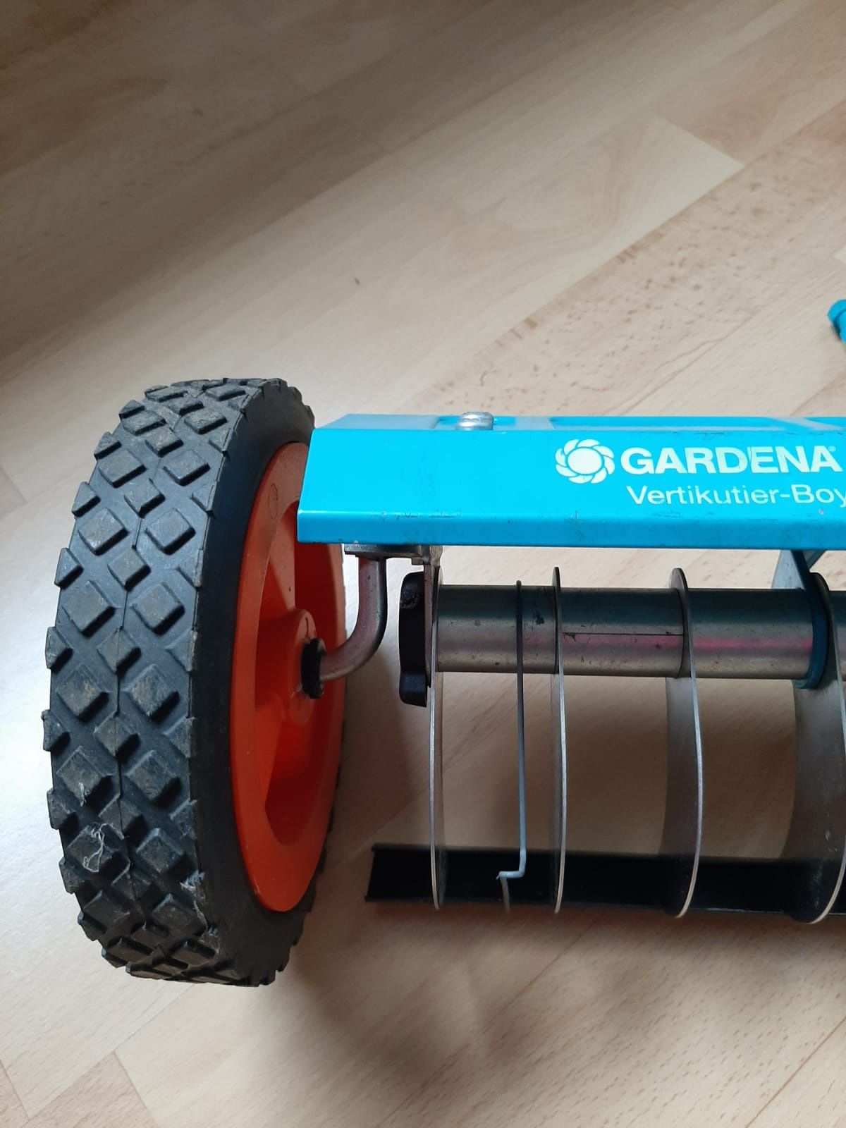 Wertykulator na kółkach Combisystem marki Gardena.