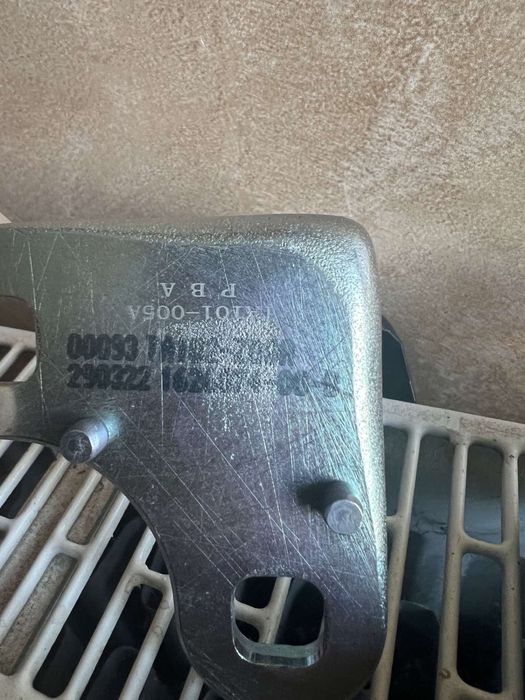 Петлі Tesla model y