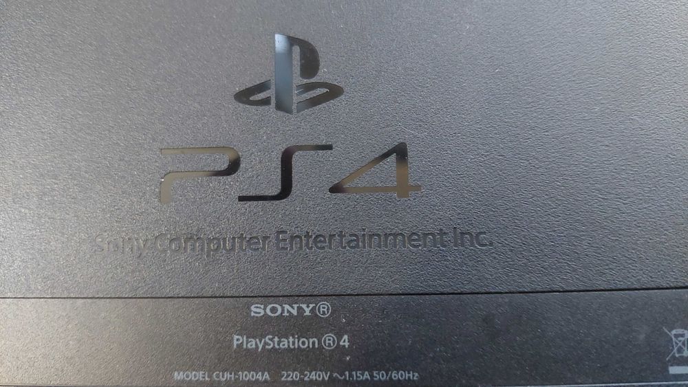 PS4 com 13 jogos e 2 comandos