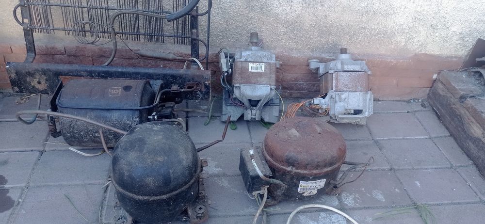 Двигуни від холодильників та стіралок