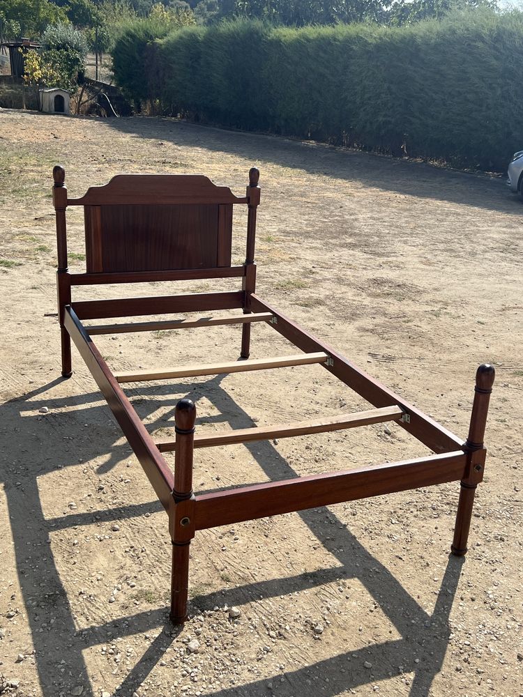 Cama de Mogno castanha