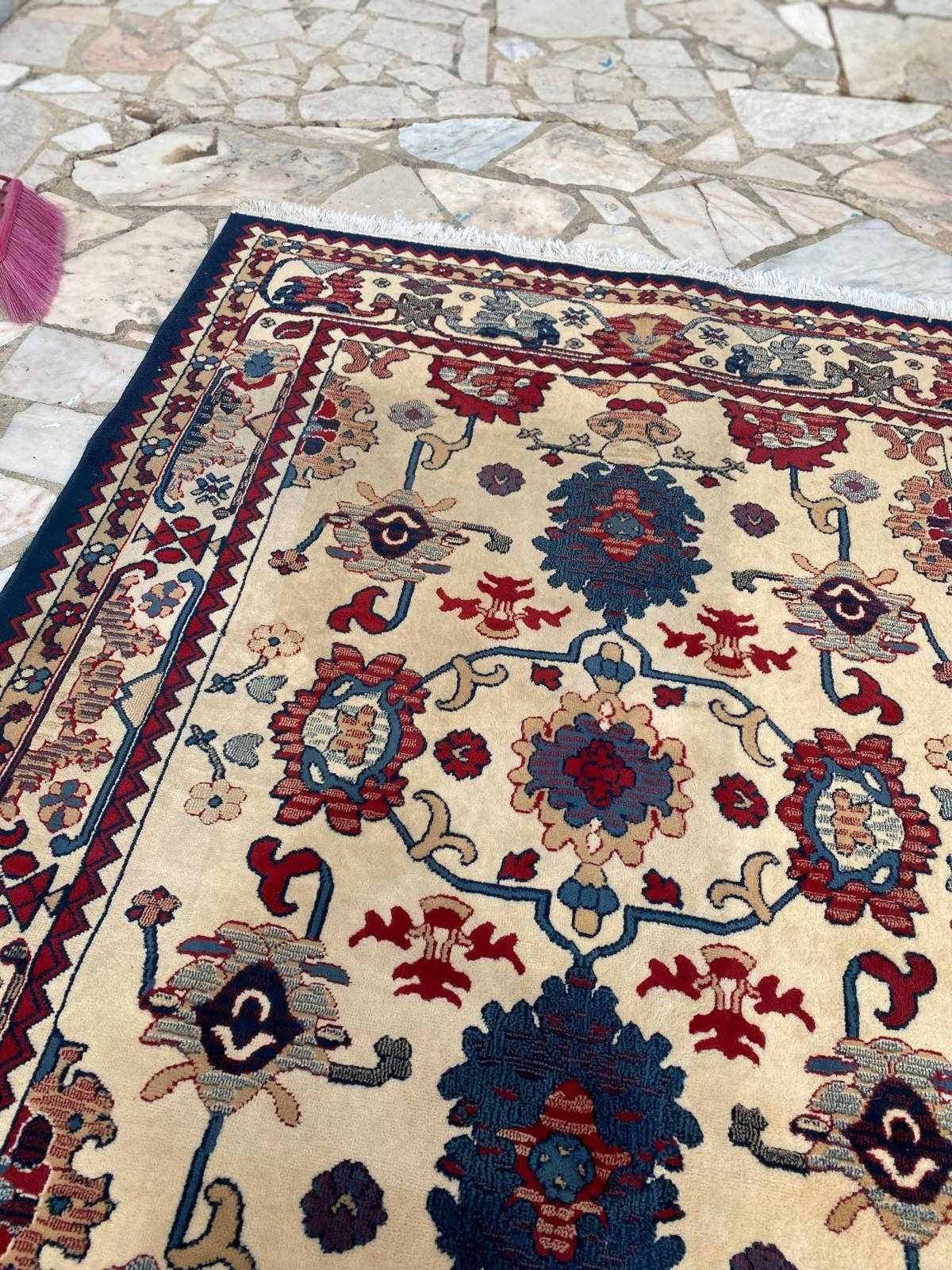 Carpete Persa com base em creme e outros tons como vermelho e azul