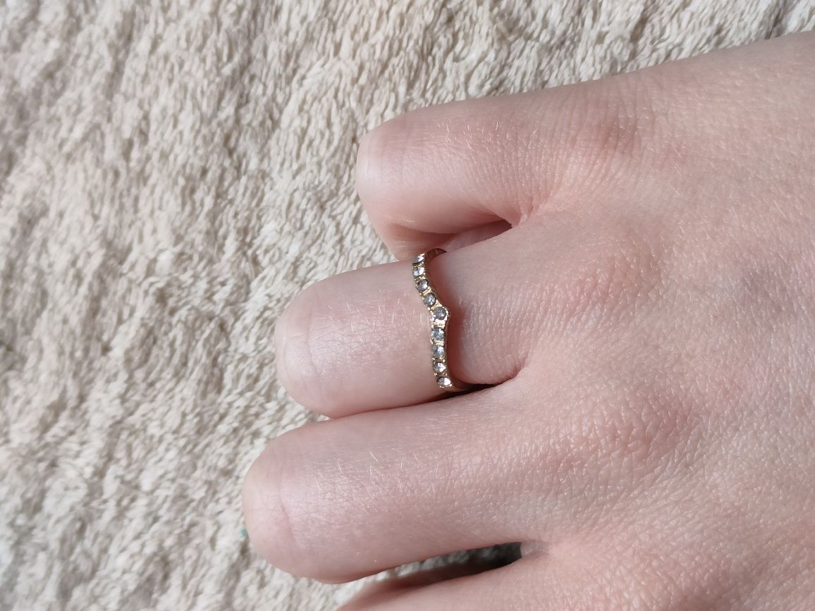 Śliczny delikatny pierścionek z cyrkoniami pierścionek minimalizm
