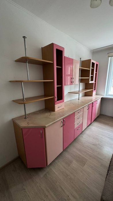 Стінка, в рожевому кольорі