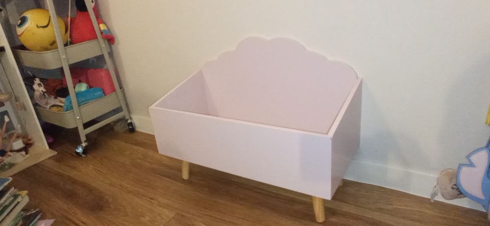 Półka na książki i zabawki