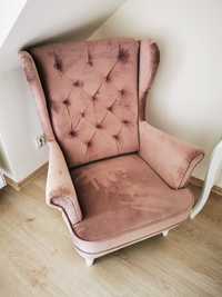 Fotel uszak skandynawski w kolorze brudny róż