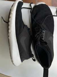 кросівки Nike чорні.