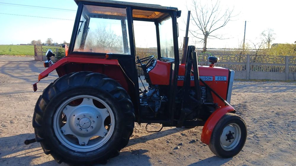 Massey Ferguson 255 z turem