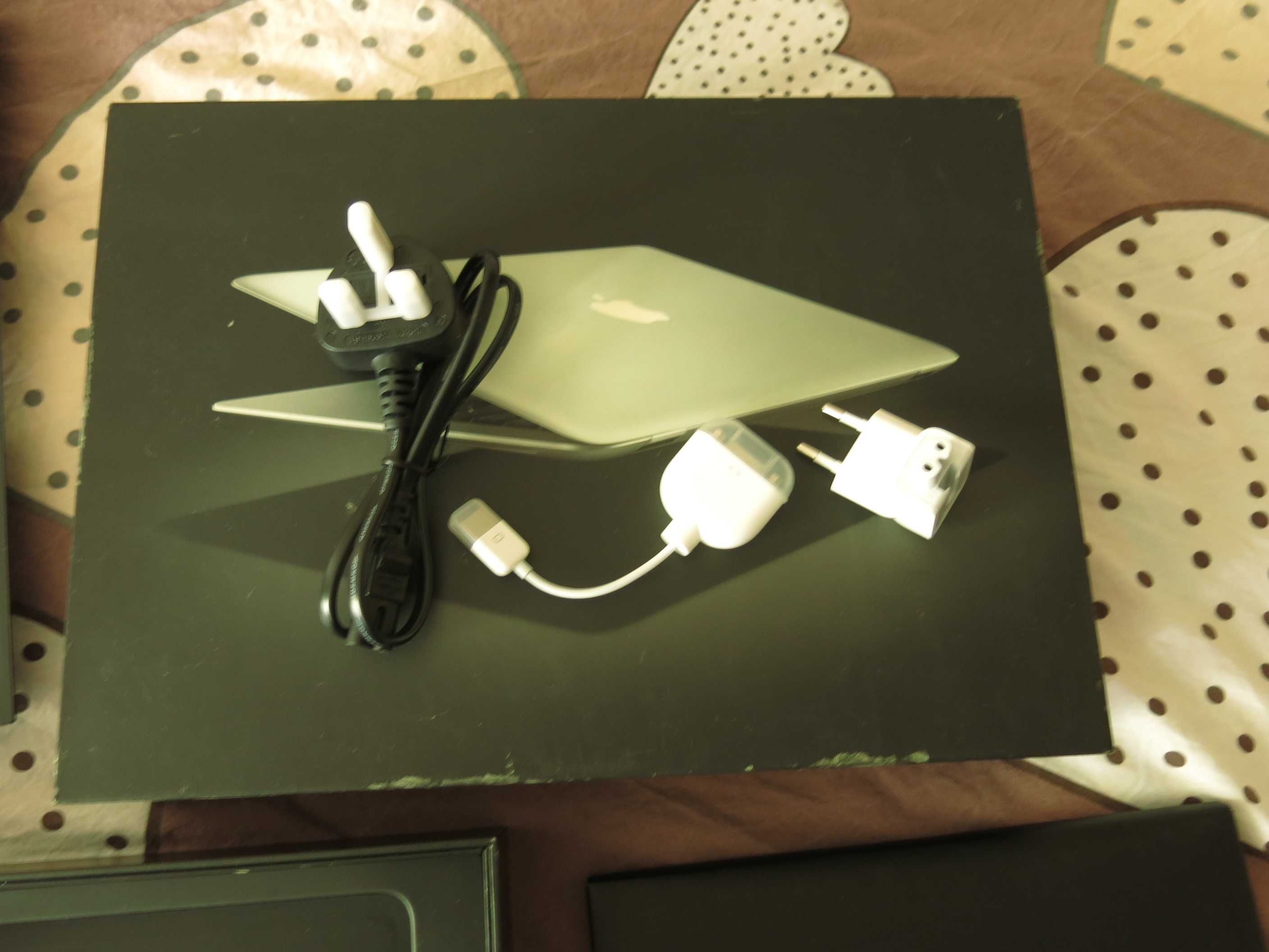 коробка від MAC Book Air + дрібнички з неї