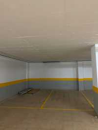 Arrendamento de 2 lugares de Garagem em Queijas